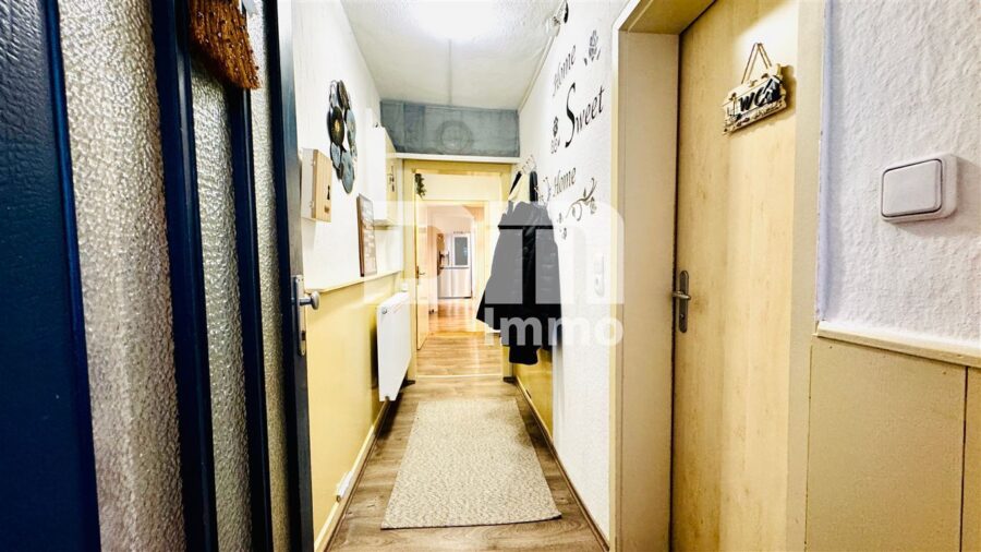 Schönes Ein- bis Zweifamilienhaus mit Gartenbereich, Terrasse + Balkon und Doppelgarage - EG Flur / Diele